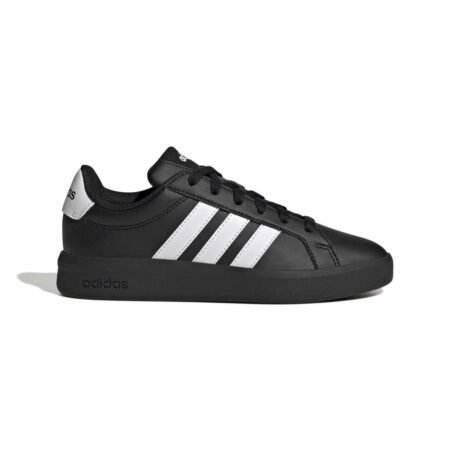 Juodi vaikiški Adidas Grand Court 3.0 J sportbačiai su trimis baltomis juostelėmis, modelis KJ4367.