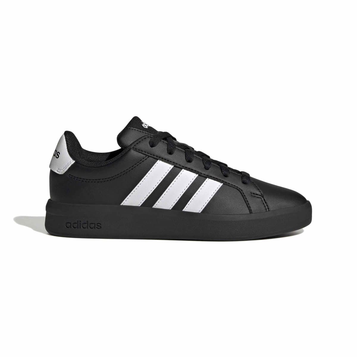 Juodi vaikiški Adidas Grand Court 3.0 J sportbačiai su trimis baltomis juostelėmis, modelis KJ4367.