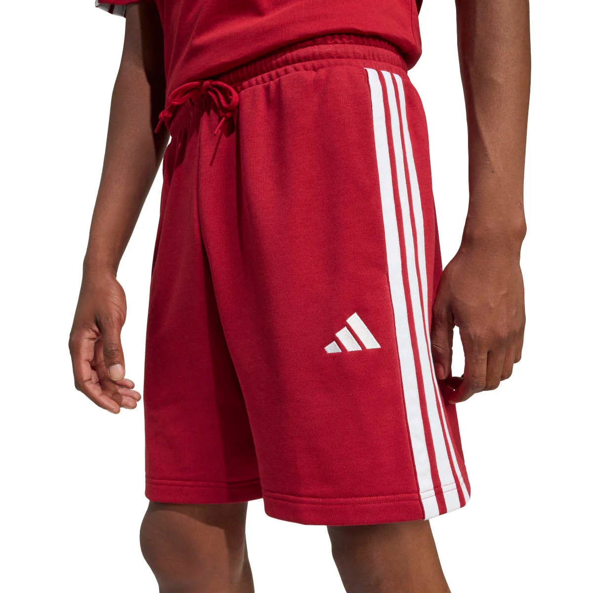Raudoni vyriški treninginiai šortai medvilniniai Adidas Essentials 3-Stripes French Terry, modelio kodas KR2700.