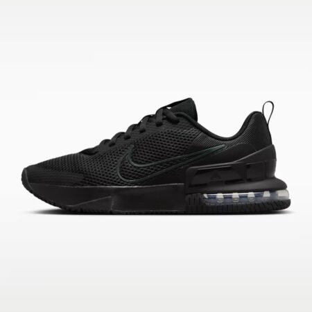 Visiškai juodi vyriški Nike Air Max Alpha Trainer 6 batai su matoma Air Max oro pagalve kulne ir plačiu padu, modelis FQ1833-003.