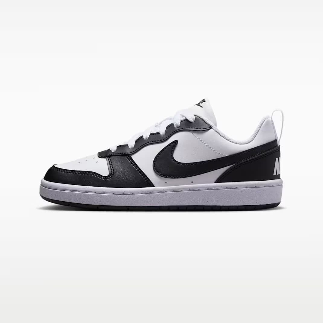 Balti vaikiški Nike Court Borough Low Recraft GS kedai su dideliu juodu Nike logotipu, modelis DV5456-131.