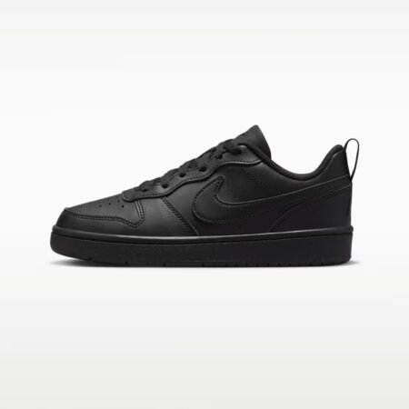 Visiškai juodi paaugliški Nike Court Borough Low 2 GS kedai su odiniu viršumi ir guminiu padu, modelis DV5456-002.