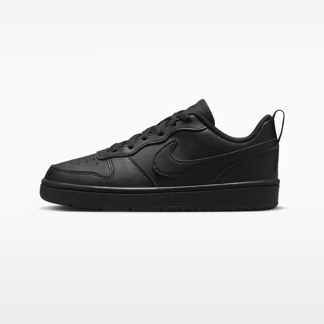 Visiškai juodi paaugliški Nike Court Borough Low 2 GS kedai su odiniu viršumi ir guminiu padu, modelis DV5456-002.