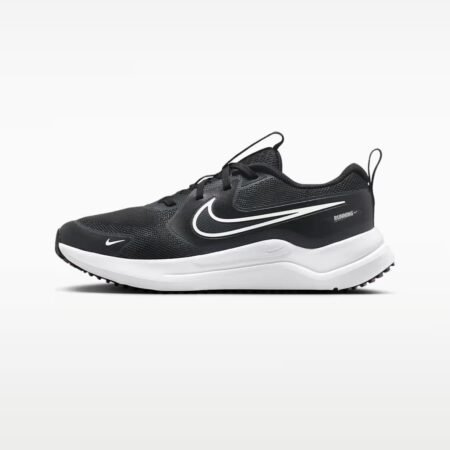 Juodi vaikiški Nike Cosmic Runner GS bėgimo batai su baltu logotipu ir sustiprinta nosimi, modelis HM4402-003.