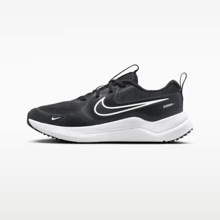 Juodi vaikiški Nike Cosmic Runner GS bėgimo batai su baltu logotipu ir sustiprinta nosimi, modelis HM4402-003.