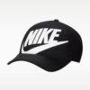 Juoda vaikiška Nike Rise Trucker kepurė su tinkleliu gale ir baltu Nike Futura logotipu priekyje, modelis FB5363-010.