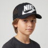 Juoda vaikiška Nike Rise Trucker kepurė su tinkleliu gale ir baltu Nike Futura logotipu priekyje, modelis FB5363-010.
