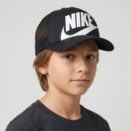 Juoda vaikiška Nike Rise Trucker kepurė su tinkleliu gale ir baltu Nike Futura logotipu priekyje, modelis FB5363-010.