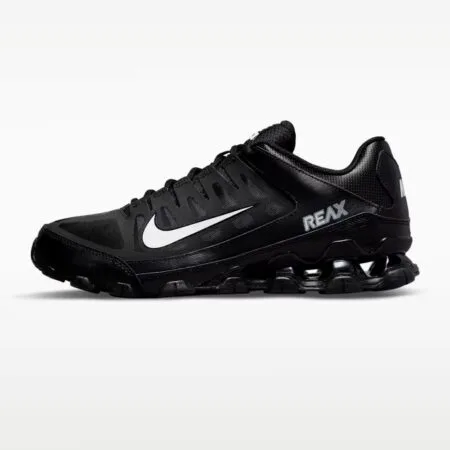 Juodi vyriški Nike Reax 8 TR treniruočių batai su baltais logotipais ir matoma mechanine amortizacijos sistema kulne, modelis 621716-033.