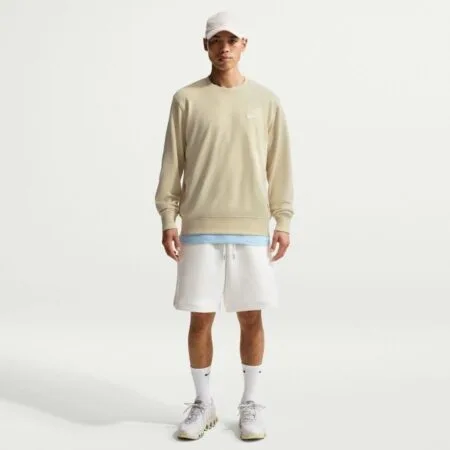 Smėlio spalvos vyriškas džemperis be gobtuvo Nike Sportswear Club Crew, modelio kodas FN3888-229.