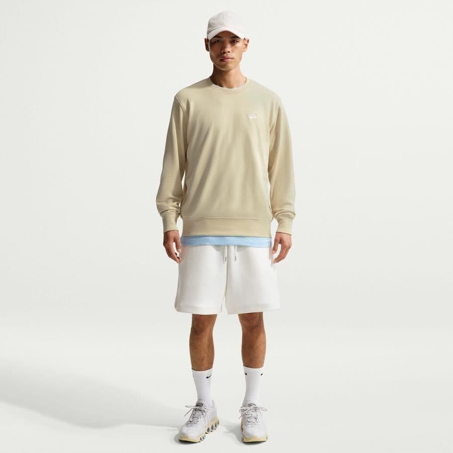 Smėlio spalvos vyriškas džemperis be gobtuvo Nike Sportswear Club Crew, modelio kodas FN3888-229.