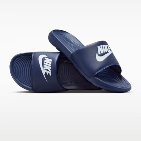 Mėlynos vyriškos sportinės šlepetės baseinui Nike Victori One Slide M, modelio kodas CN9675-401.