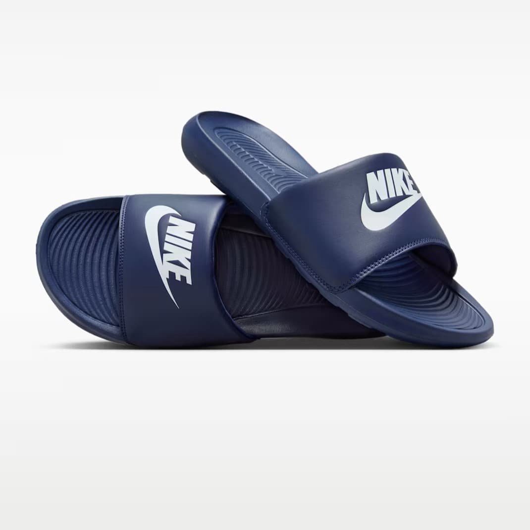 Mėlynos vyriškos sportinės šlepetės baseinui Nike Victori One Slide M, modelio kodas CN9675-401.
